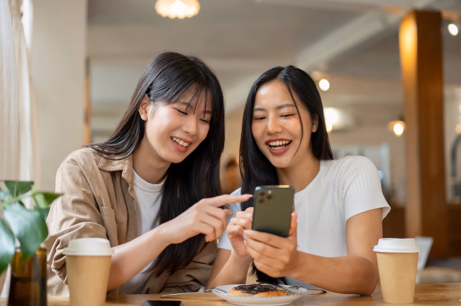 Kapan Sebaiknya Pakai WhatsApp Biasa atau WhatsApp Business