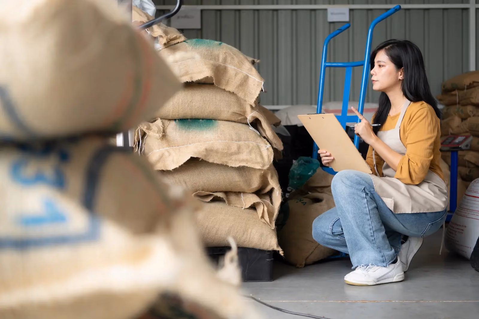 perbedaan procurement dan purchasing​