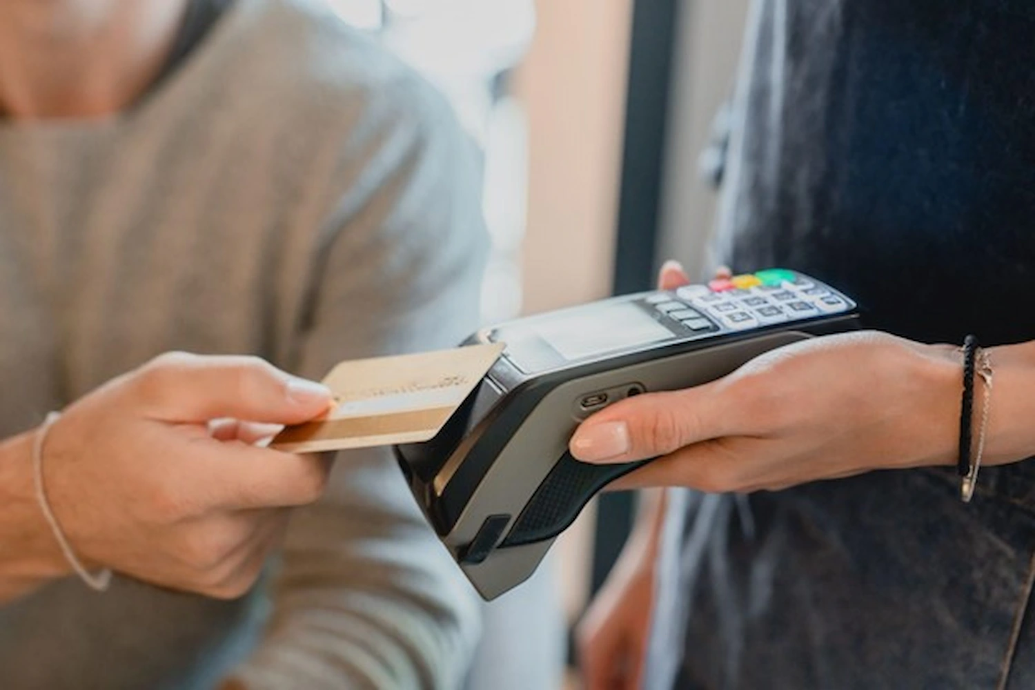 Pembayaran Debit Adalah Solusi Bisnis