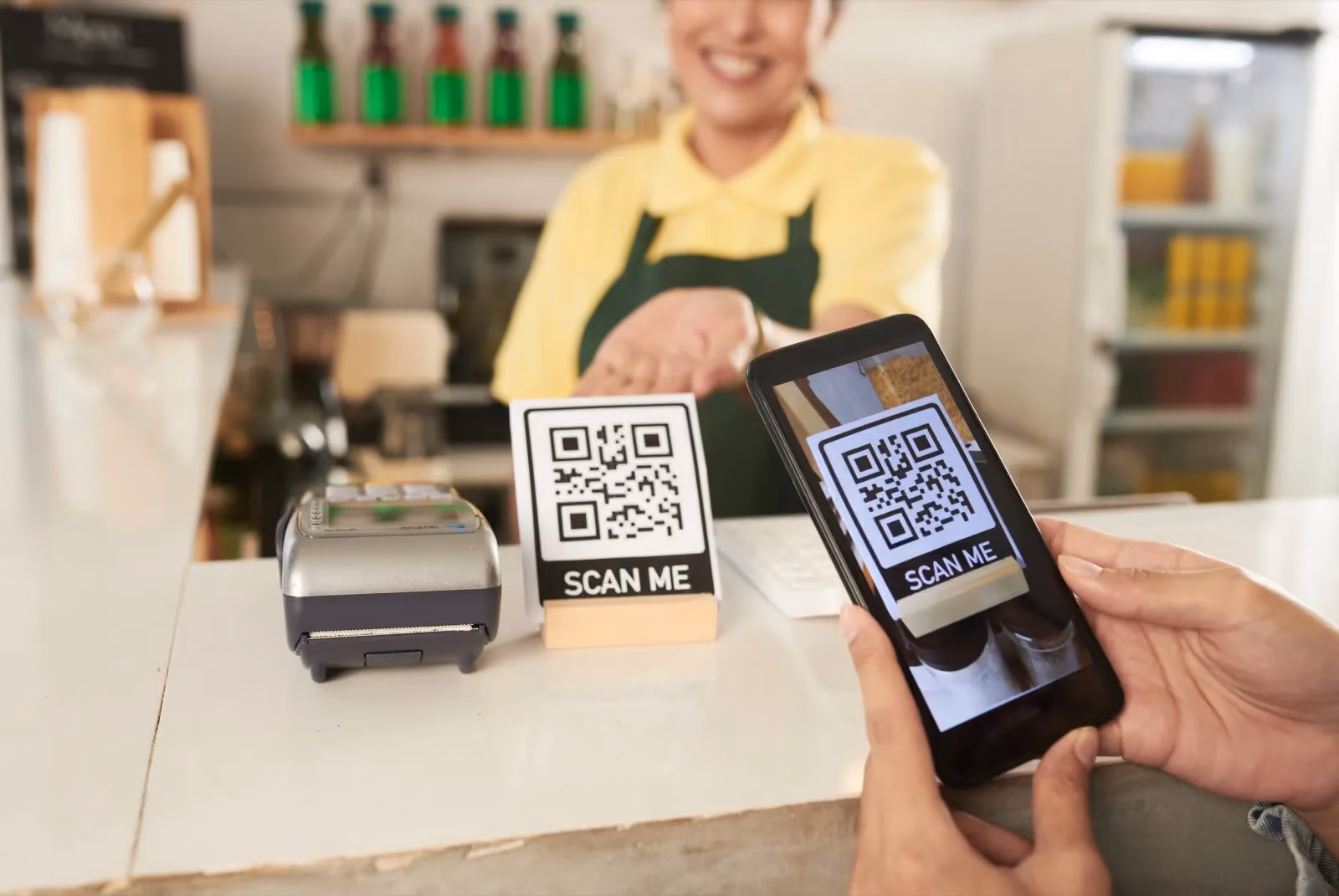 Pembayaran menggunakan QRIS dengan e-wallet lokal melalui smartphone di kasir toko
