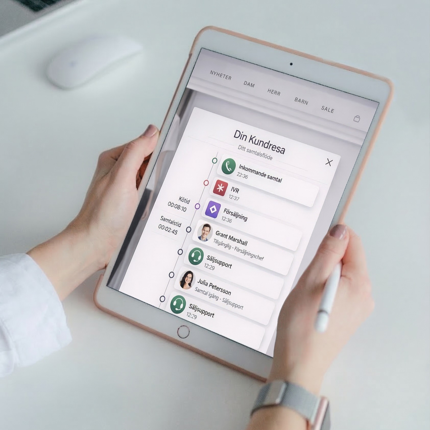 Butikspersonal använder AI-assistent via mobil för att hjälpa kund i butik.