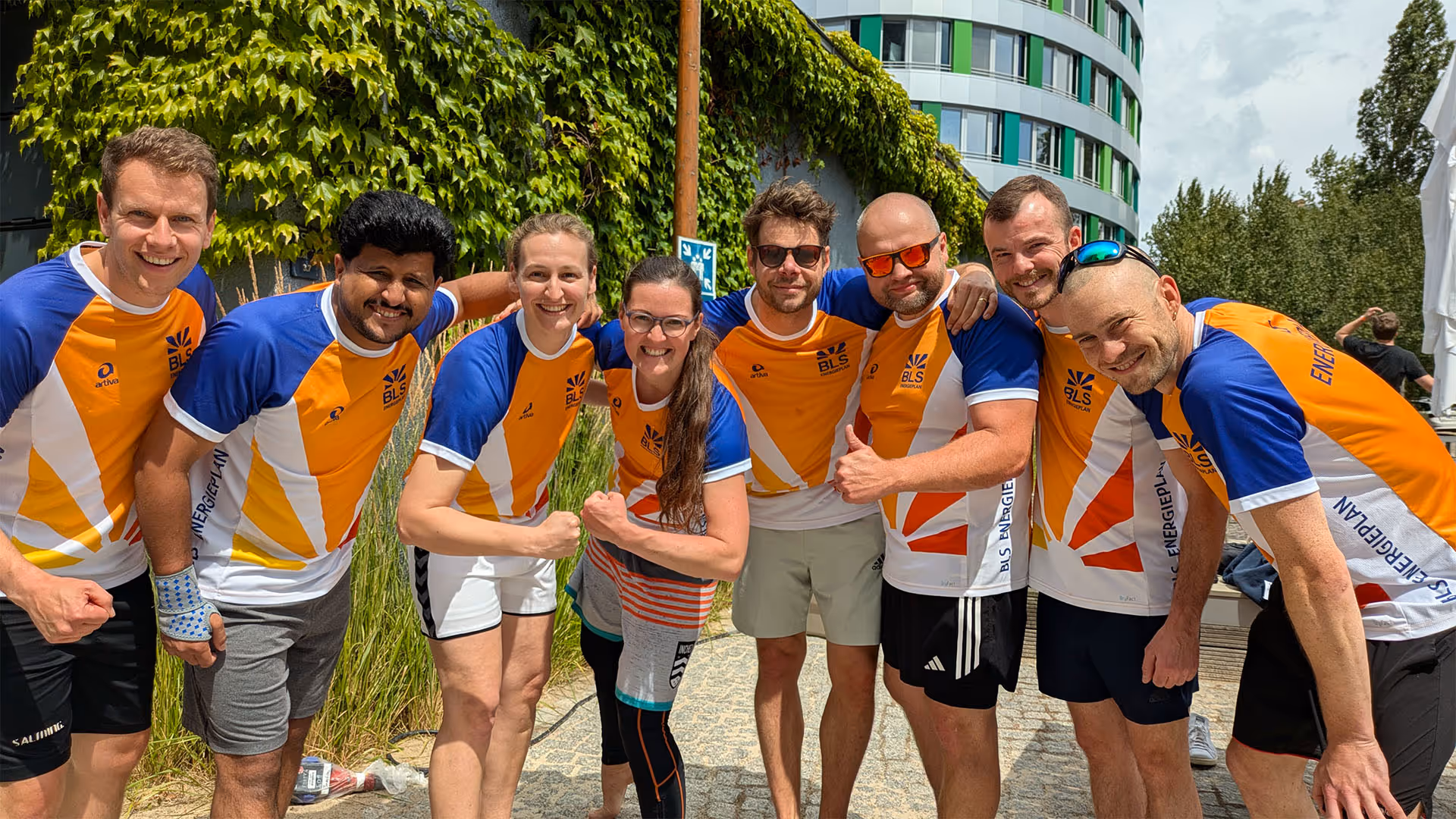 Das Beachvolleyball-Team von BLS Energieplan