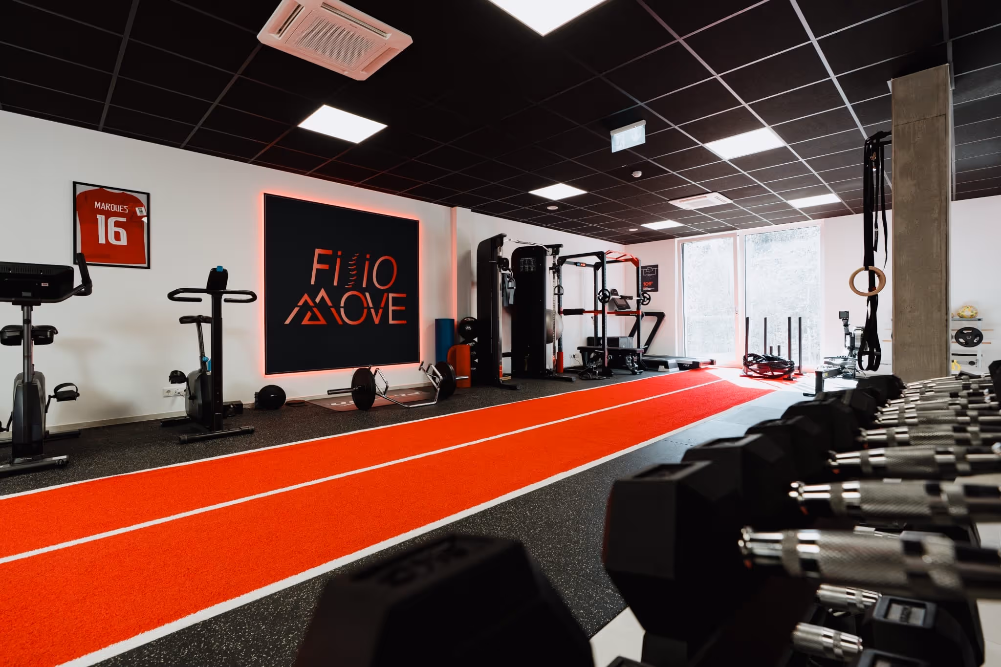 Salle de rééducation fonctionnelle moderne chez Fisiomove Wemperhardt – matériel professionnel pour kinésithérapie et récupération