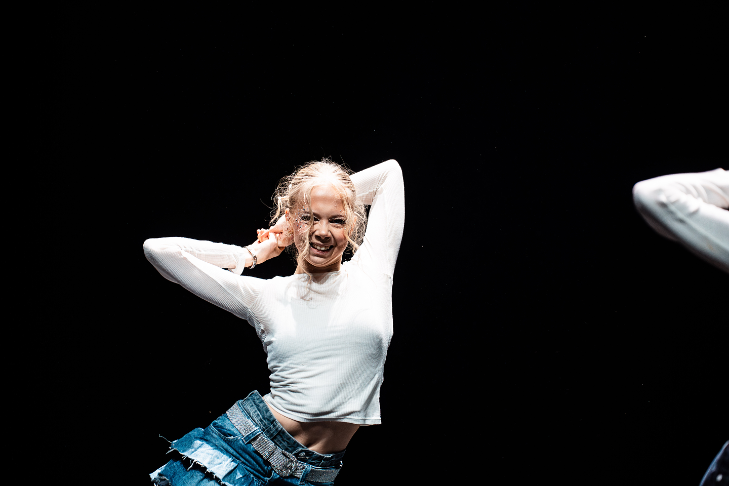 Dancers with one leg up.