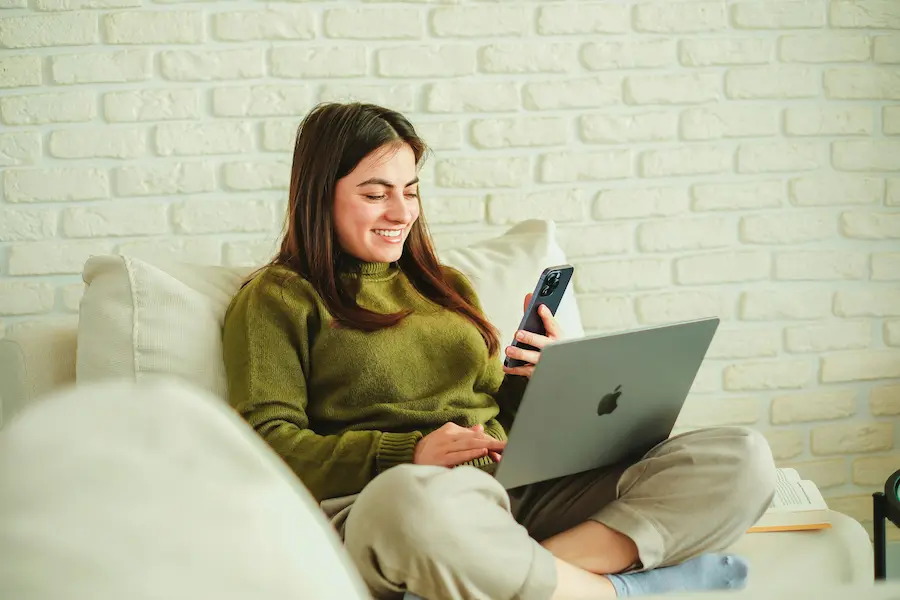 Une sophrologue configurant son portail client personnalisé, illustrant une expérience de suivi premium pour le coaching en ligne.