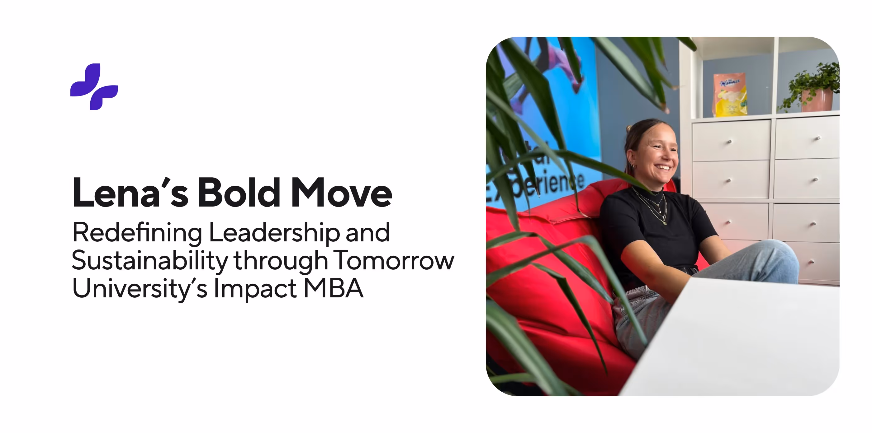 Eine junge Frau lächelt zufrieden auf einem roten Sofa, Sinnbild für Führung und Nachhaltigkeit durch das Impact MBA der Tomorrow University.