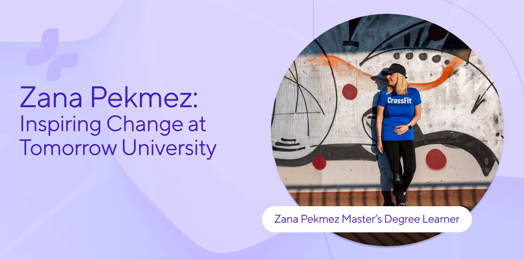 Zana Pekmez vor einer Graffiti-Wand im CrossFit-Shirt, Masterstudierende der Tomorrow University