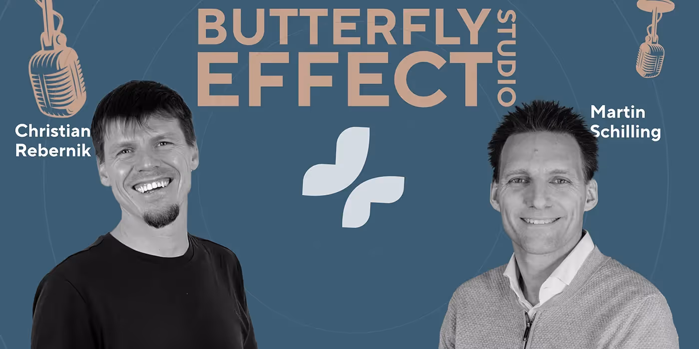 Christian Rebernik, Mitgründer von Tomorrow University und Martin Schilling, Geschäftsführer von Techstars Berlin mit dem Titel "Butterfly Effect Studio" und Podcast-Mikrofonen.
