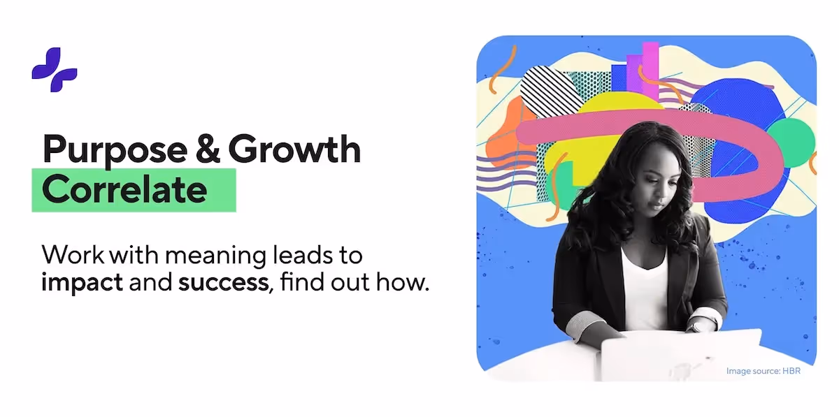 Eine Frau arbeitet an einem Laptop, Text zeigt, dass Sinn und Wachstum zu Erfolg und Wirkung führen.