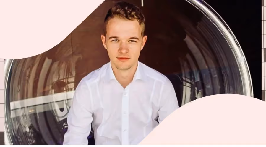 Foto von Tim, einem Absolventen der Tomorrow University und Hauptfigur des Blogs.