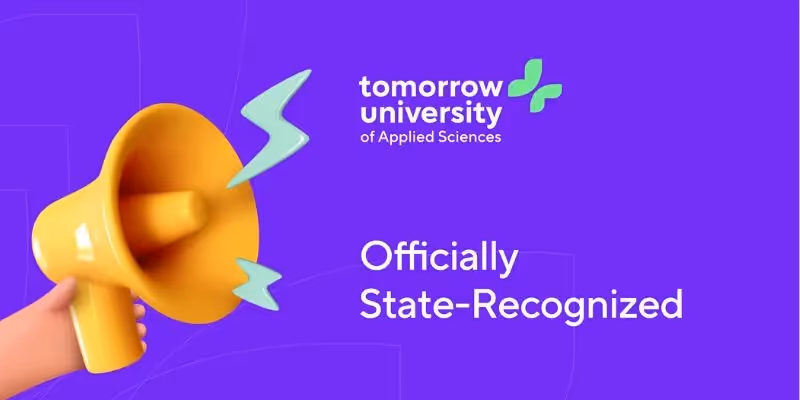 Ein gelbes Megafon und Text: Tomorrow University ist offiziell staatlich anerkannt auf lila Hintergrund.
