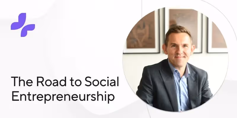 Foto von James Barrett, einem Alumni der Tomorrow University, im Anzug mit dem Text 'Der Weg zum sozialen Unternehmertum' auf weißem Hintergrund