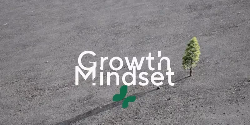 Ein einsamer grüner Baum wächst auf kargem Land mit dem Schriftzug 'Wachstumsdenken'.