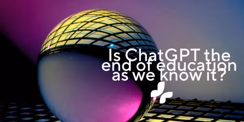 Eine Glaskugel spiegelt ein digitales Raster mit dem Text: 'Ist ChatGPT das Ende der Bildung, wie wir sie kennen?'