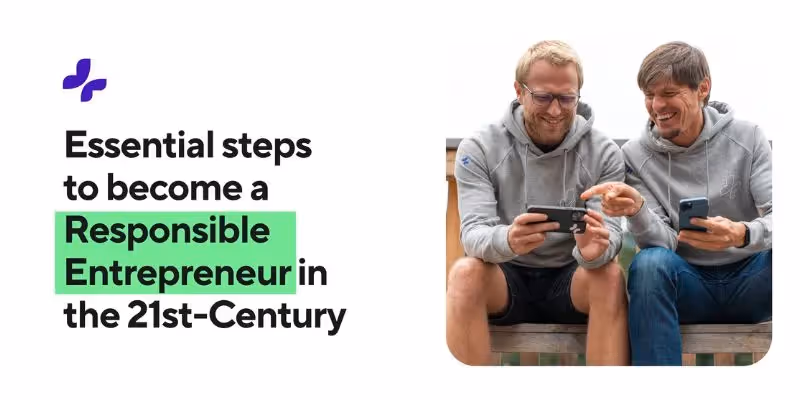 Thomas Funke und Christian Rebernik, Gründer von Tomorrow University, lächeln in grauen Hoodies auf ihre Handys und verkörpern verantwortungsvolles Unternehmertum.