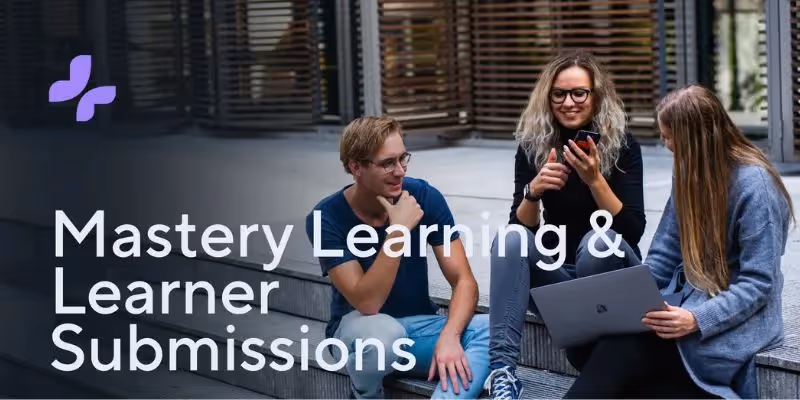 Drei Studierende sitzen auf Treppenstufen und diskutieren über Mastery Learning und überprüfen Inhalte auf Handy und Laptop.