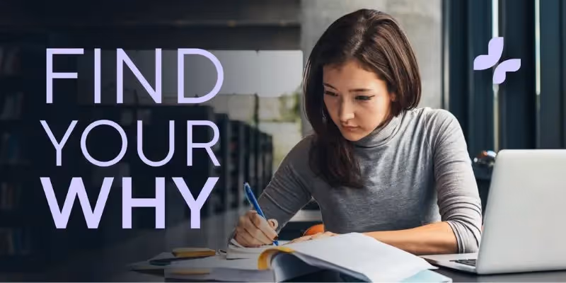 Frau studiert an einem Schreibtisch mit dem Text "Finde dein Warum" in einem Bibliotheksumfeld.