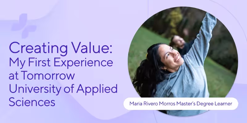 Maria Rivero Morros lächelt im Freien mit Text über ihre erste Erfahrung an der Tomorrow University.