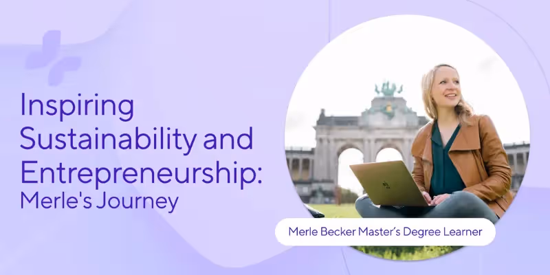 Frau mit Laptop lächelt im Freien vor einem historischen Gebäude, als Symbol für Merles nachhaltige Reise.