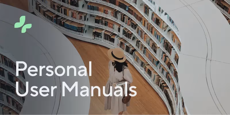 Frau mit Hut in moderner Bibliothek, das Konzept von persönlichen Benutzerhandbüchern darstellend.