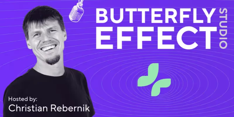 Christian Rebernik moderiert den Butterfly Effect Studio Podcast auf einem lebendigen lila Hintergrund.