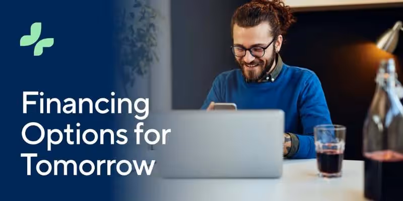 Mann lächelt am Laptop mit Getränk daneben, neben dem Text: 'Finanzierungsoptionen für Morgen'.