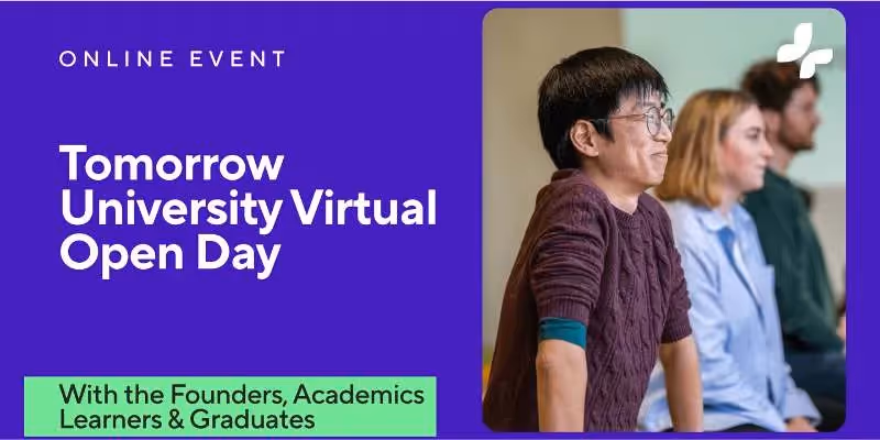 Menschen sitzen und hören aufmerksam zu mit dem Text: 'Virtueller Open Day der Tomorrow University – Online Event.'