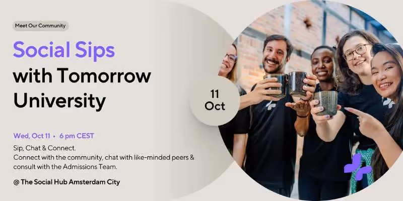 Gruppe lächelnder Menschen, die Tassen erheben, mit dem Text: „Social Sips mit Tomorrow University – 11. Okt, 18 Uhr MESZ.“