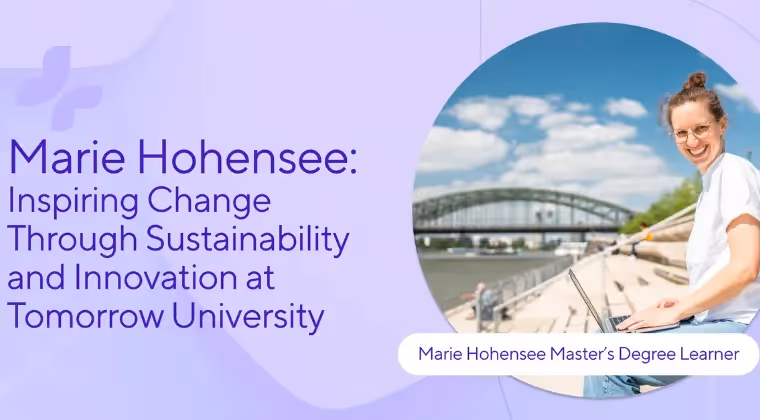 Marie Hohensee sitzt lächelnd mit einem Laptop am Fluss, unter sonnigem Himmel, mit einer Brücke im Hintergrund.