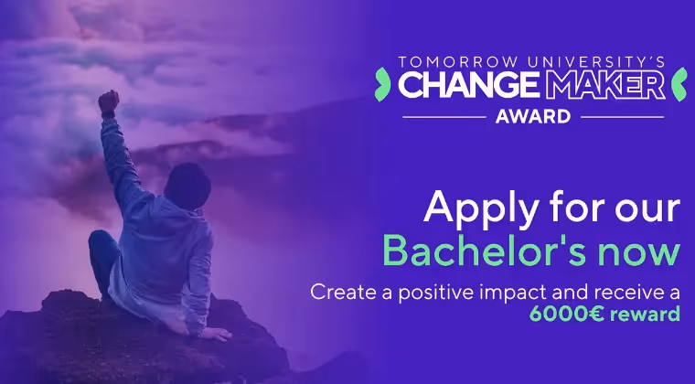 Person sitzt bei Sonnenaufgang auf einem Berg und hebt die Faust, wirbt für den Bachelor's Changemaker Award von ToU.