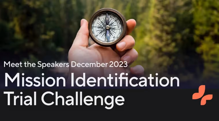 Hand hält einen Kompass im Wald, bewirbt ToU's Mission Identification Trial Challenge, Dez 2023