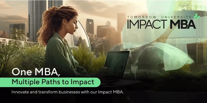 Frau arbeitet an Laptop in futuristischer grüner Stadt, als Werbung für das Impact MBA Programm der Tomorrow University.