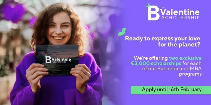 Lächelnde Frau hält eine Valentine Stipendienkarte für 3.000 € Stipendien für MBA und Bachelor.