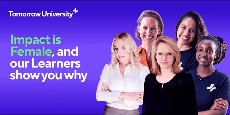 Fünf diverse weibliche Lernende der Tomorrow University lächelnd unter dem Slogan 'Impact ist weiblich'.