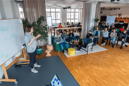 A female Tomorrow University learner giving a workshop in front of the other learners.