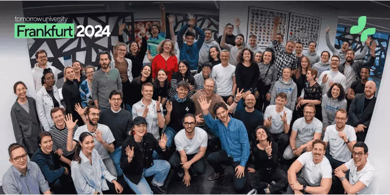 Große Gruppe von Tomorrow University Studierenden und Team posiert gemeinsam beim Event 2024 in Frankfurt.