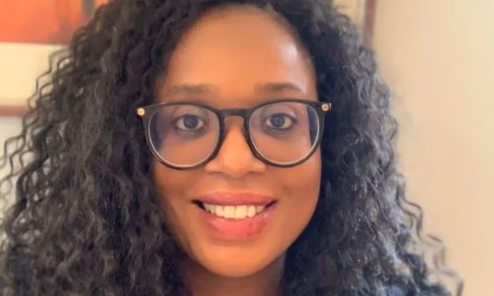 Veenda Tedvik, Sozialunternehmerin und Gründerin der Integration Academy Ängelholm, lächelnd in heller Umgebung.