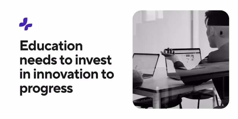 Person gestikuliert am Schreibtisch mit zwei geöffneten Laptops