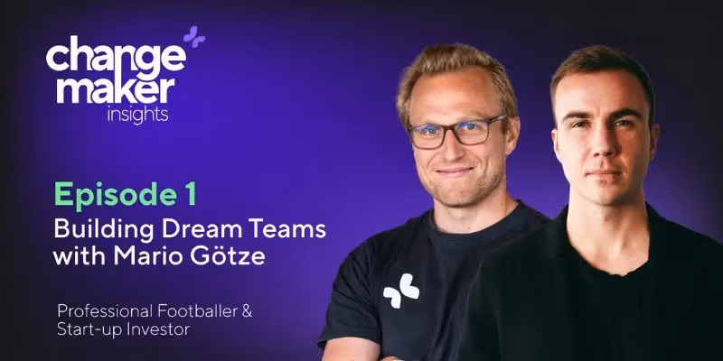 Zwei Männer vor einem lilafarbenen Hintergrund des Podcasts 'Traumteams mit Mario Götze'.