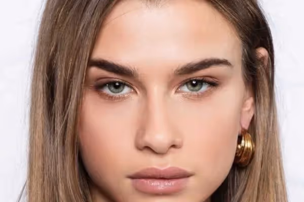 Milena Kensy, Geschäftsentwicklerin und Sozialunternehmerin, lächelt in einer urbanen oder professionellen Umgebung.