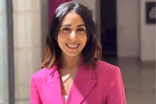 Nadia Ali - eine Unternehmerin im Bereich Nachhaltigkeit, die inklusive Systeme an der Schnittstelle von Landwirtschaft, Technologie und Impact aufbaut.