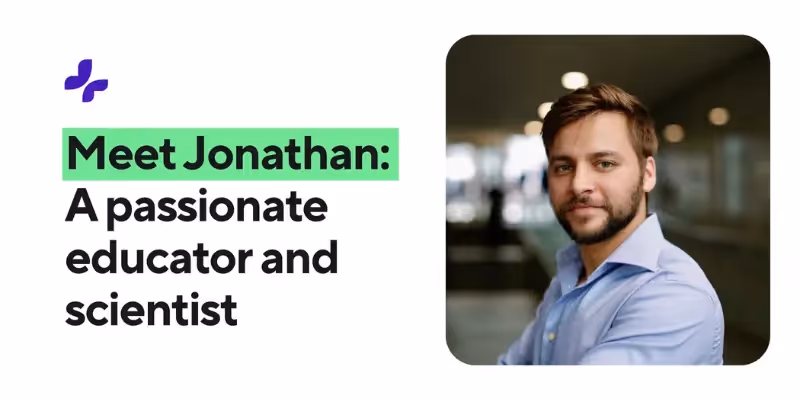 Porträt von Jonathan in blauem Hemd mit dem Text „Lerne Jonathan kennen: Ein leidenschaftlicher Pädagoge und Wissenschaftler.“