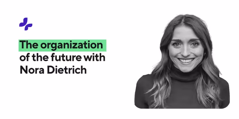 Nora Dietrich lächelnd neben dem Text „Die Organisation der Zukunft mit Nora Dietrich“ auf weißem Hintergrund