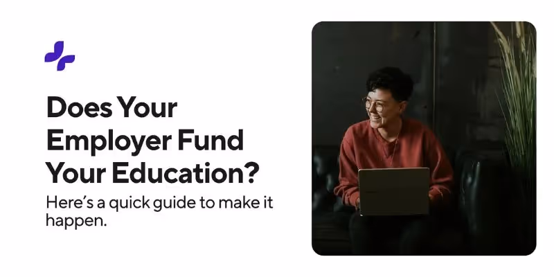 Person im roten Pullover lächelt beim Laptop, Text über Arbeitgeber, die Bildung finanzieren.