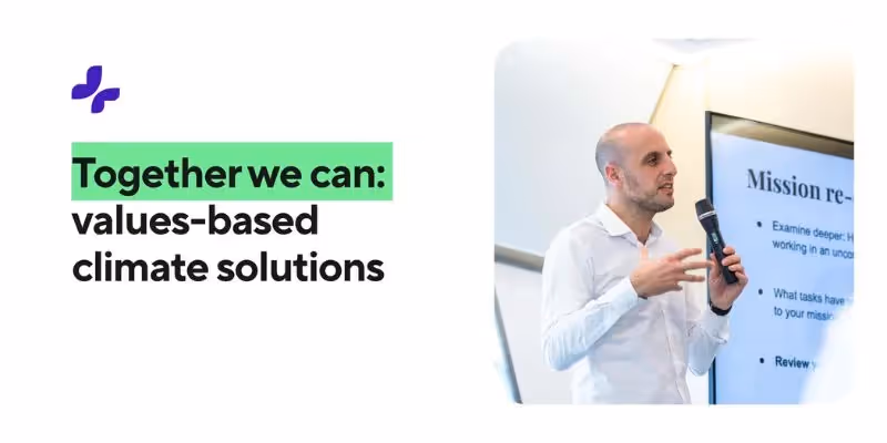 Sami Asad präsentiert mit Mikrofon über wertebasierte Klimastrategien, 'Gemeinsam können wir es schaffen'.