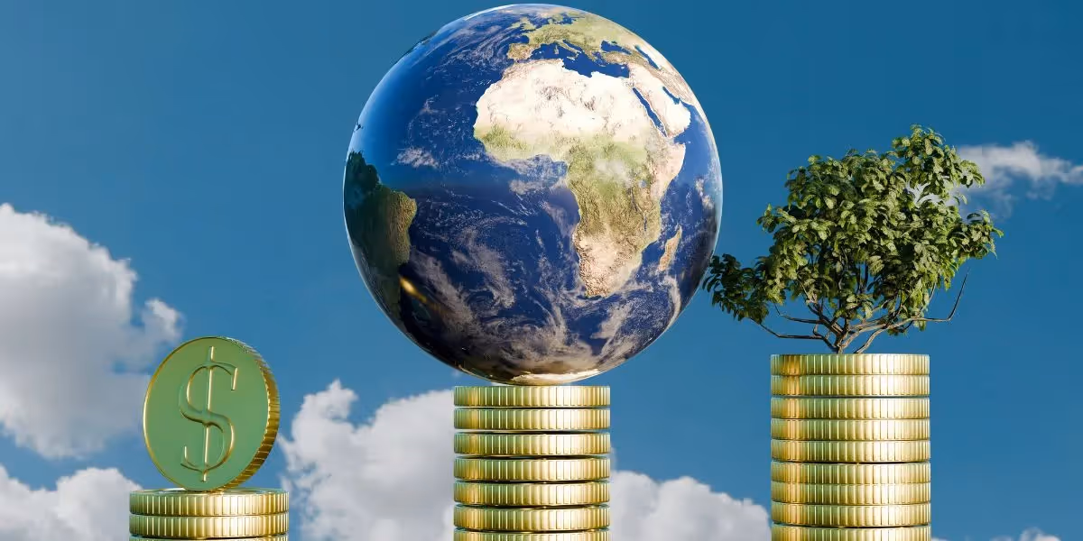 Gestapelte Goldmünzen mit einem Dollarzeichen, ein Globus und ein Baum, die Finanzen, Nachhaltigkeit und Umweltwachstum symbolisieren.