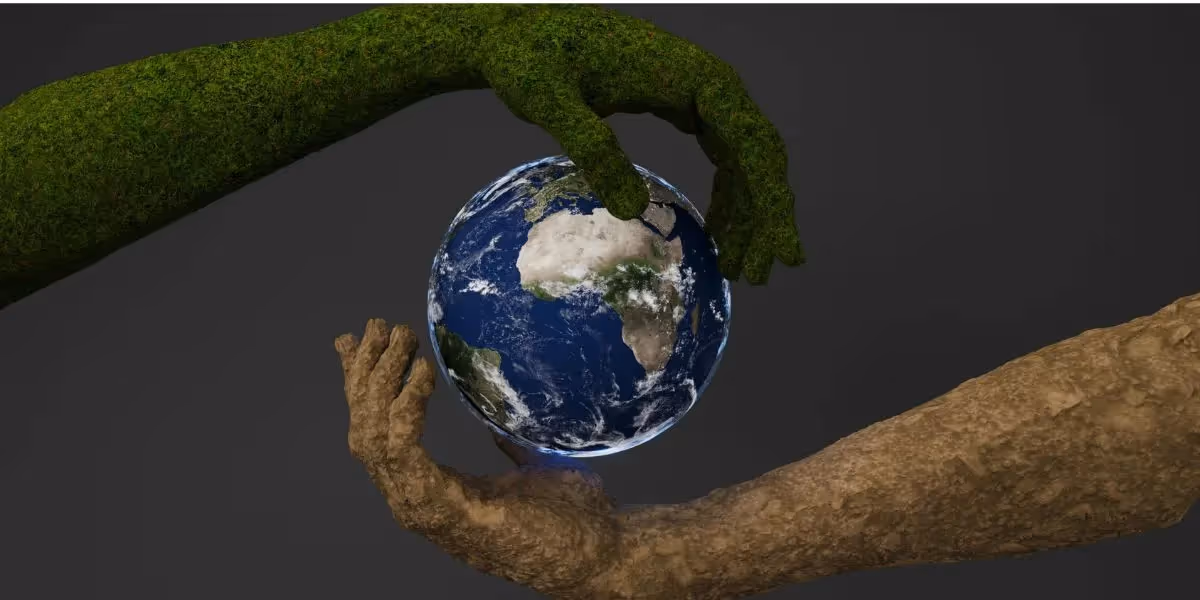 Zwei strukturierte Hände—eine moosgrün, eine braun—halten einen detaillierten Globus vor einem dunklen Hintergrund.