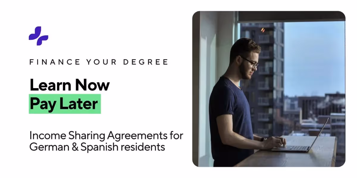 Ein Mann mit Brille arbeitet am Laptop vor einem Fenster mit Blick auf Stadtgebäude, Werbung für Einkommensbeteiligung für deutsche und spanische Studierende.