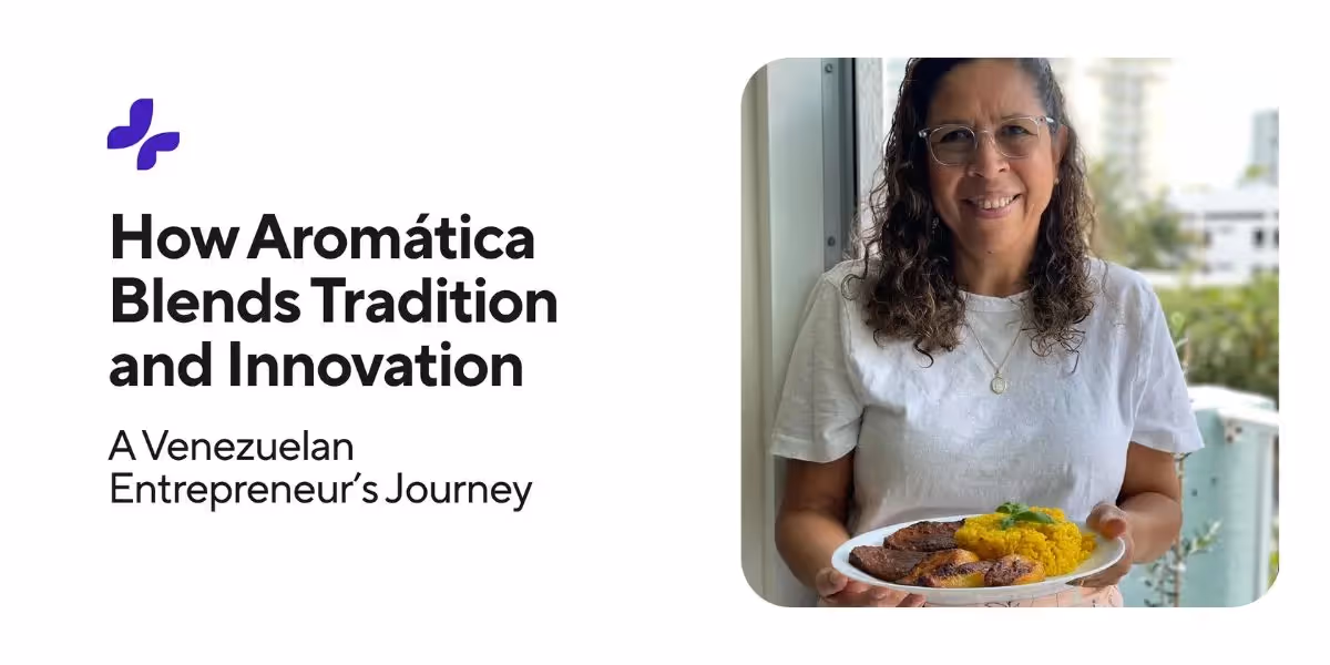 Frau lächelt und hält einen Teller mit traditionellem Essen, der Tradition und Innovation im venezolanischen Unternehmertum verbindet.