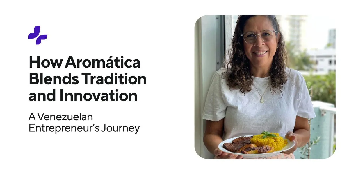 Woman smiling holding a plate of traditional food, blending tradition and innovation in Venezuelan entrepreneurship.
